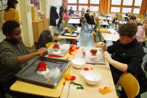 Klassenraum. Auf den Tischen liegen verschiedenfarbige Filzstücke.