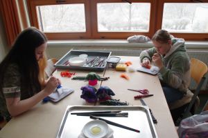 Tisch auf dem verschiedenfarbige Filzstücke liegen