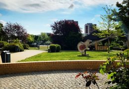 Gitarren-Pinsel-Skulptur